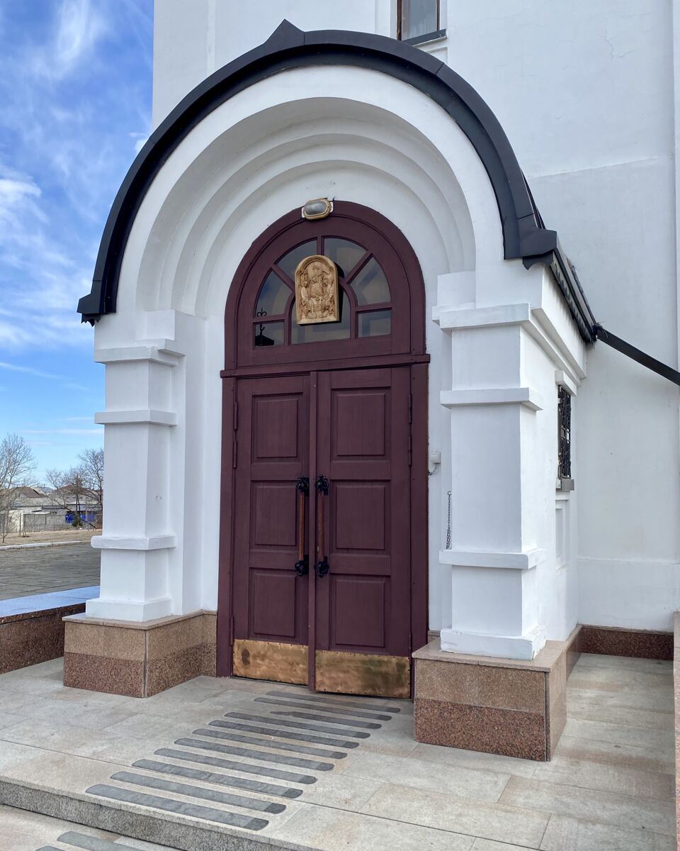 Церковь Троицы Живоначальной, Саяногорск (Саяногорск, город, Республика Хакасия). архитектурные детали, Паперть