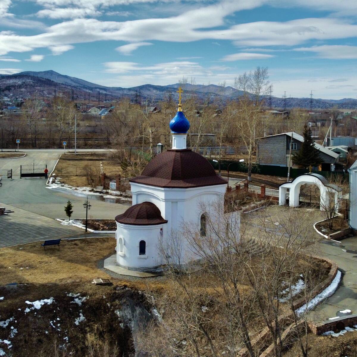 Часовня Явления Пресвятой Богородицы Сергию Радонежскому, Саяногорск (Саяногорск, город, Республика Хакасия). общий вид в ландшафте