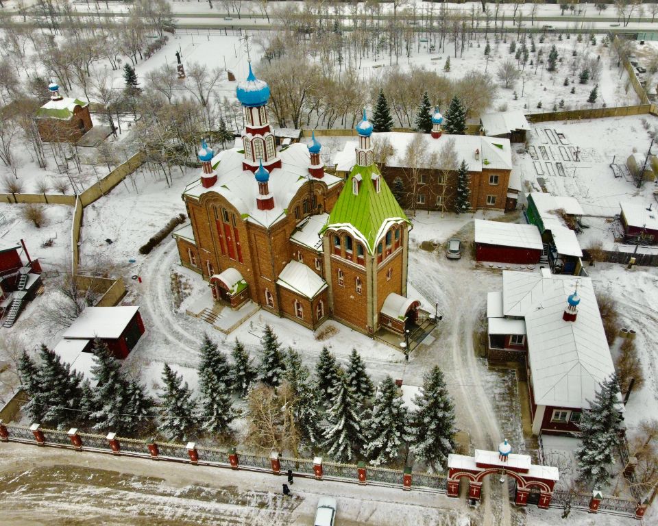 Черногорск. Церковь Рождества Пресвятой Богородицы. общий вид в ландшафте, Вся территория вид с СЗ