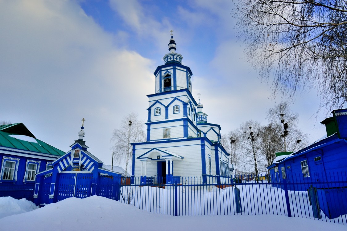 Новое Тинчурино. Церковь Воздвижения Креста Господня. общий вид в ландшафте