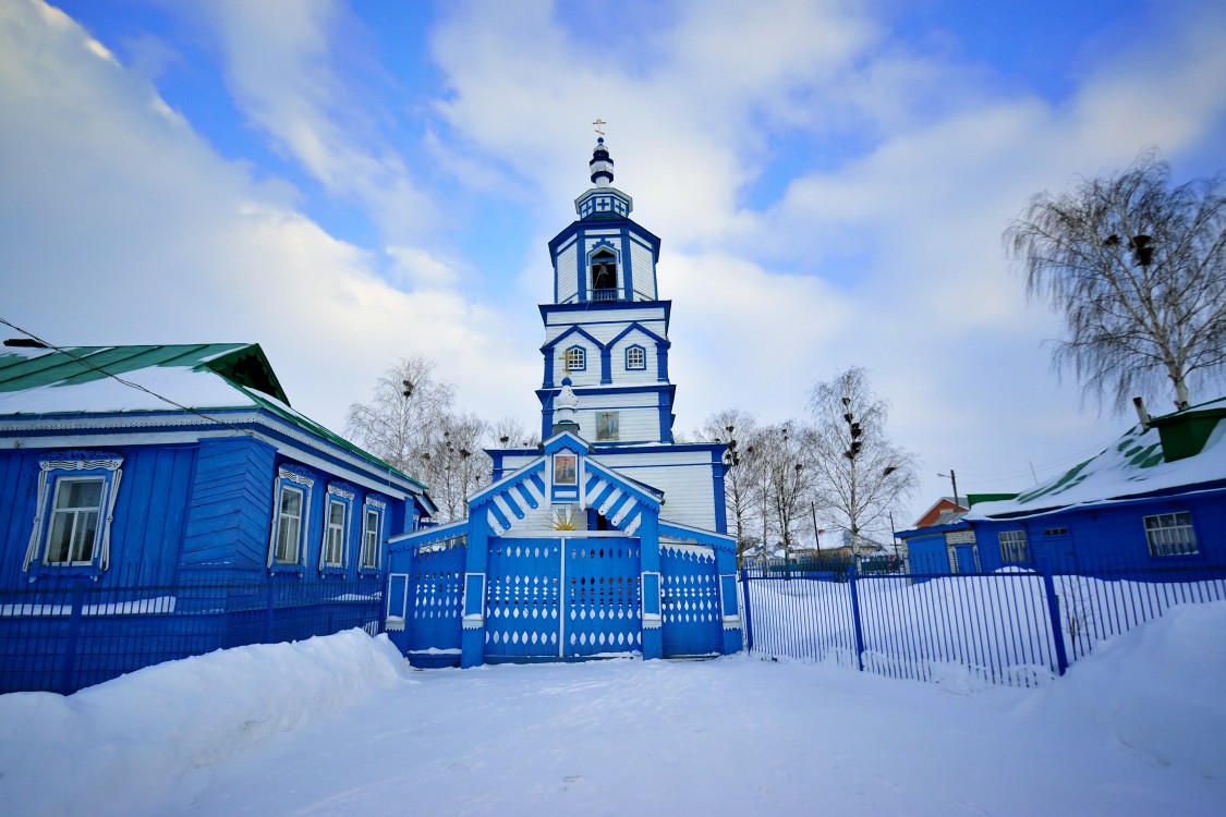 Новое Тинчурино. Церковь Воздвижения Креста Господня. общий вид в ландшафте