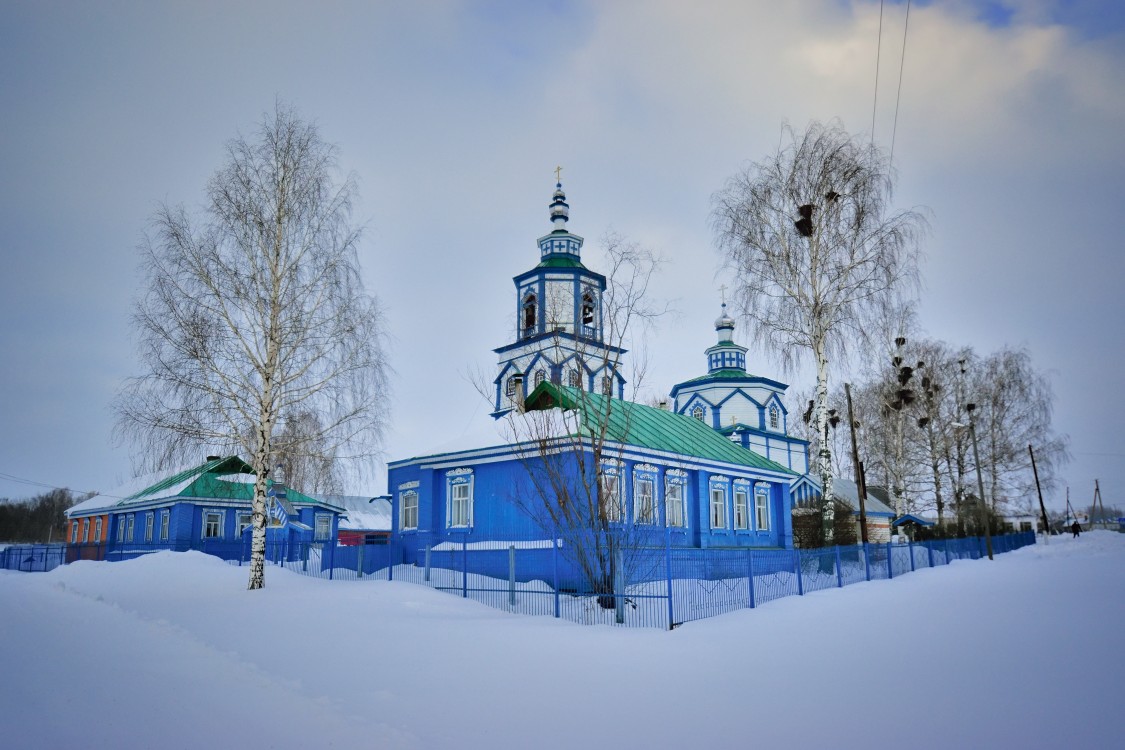 Новое Тинчурино. Церковь Воздвижения Креста Господня. общий вид в ландшафте