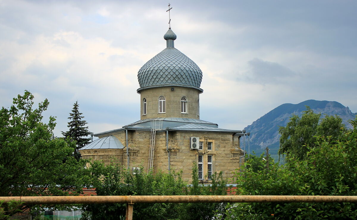 Церковь Михаила Архангела, Ленинский (Минераловодский район, Ставропольский край). общий вид в ландшафте