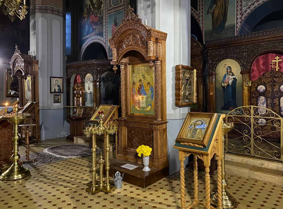 Собор Вознесения Господня, Алагир (Алагирский район, Республика Северная Осетия-Алания). интерьер и убранство, Киоты у несущих столпов и иконостасы