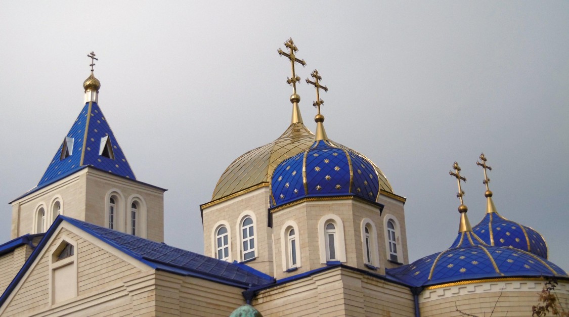 Церковь Казанской иконы Божией Матери, Каспийск (Каспийск, город, Республика Дагестан). архитектурные детали, Купола храма 