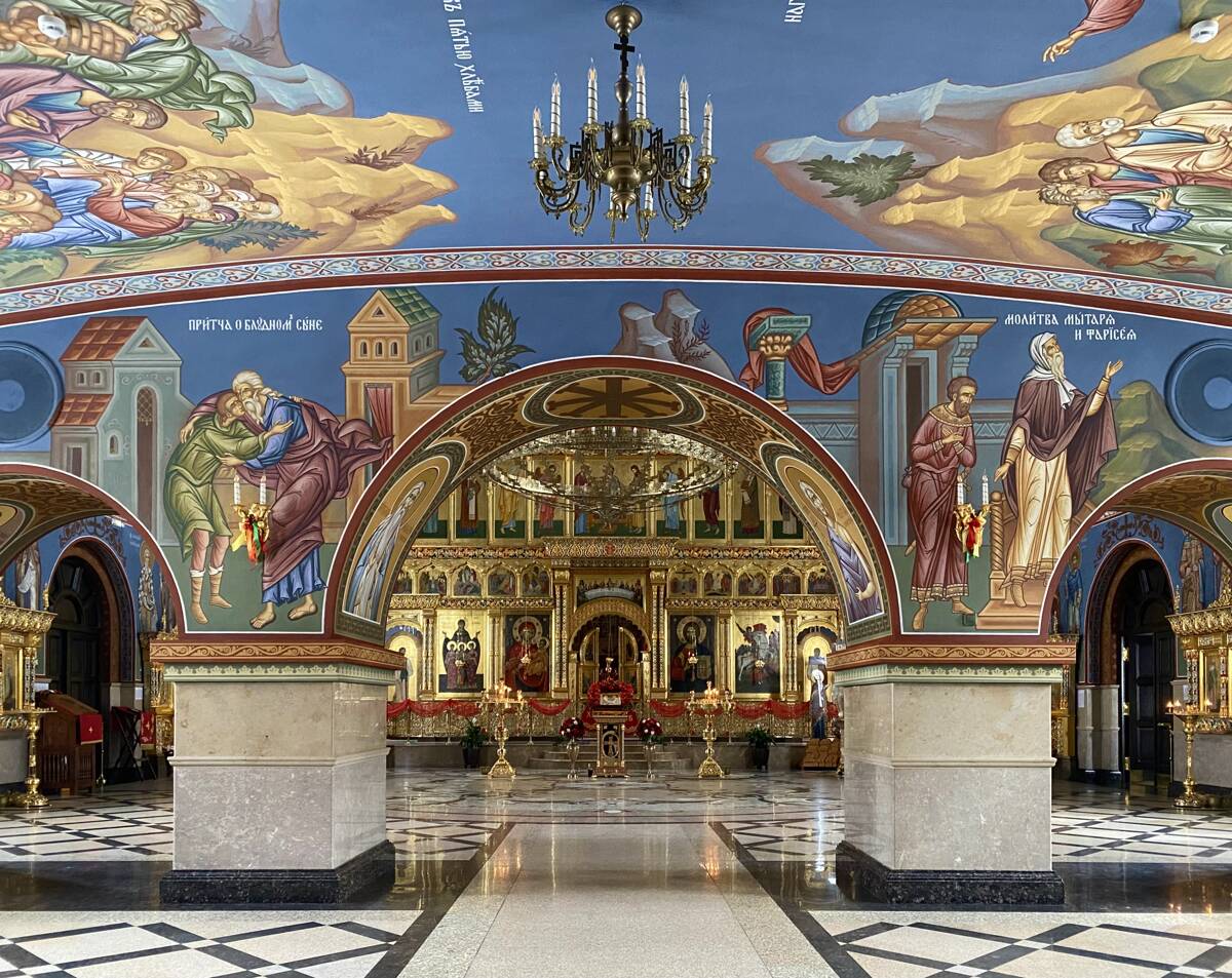 Церковь Георгия Победоносца, Сургут (Сургутский район и г. Сургут, Ханты-Мансийский автономный округ). интерьер и убранство, Вид из трапезной в сторону основного объёма