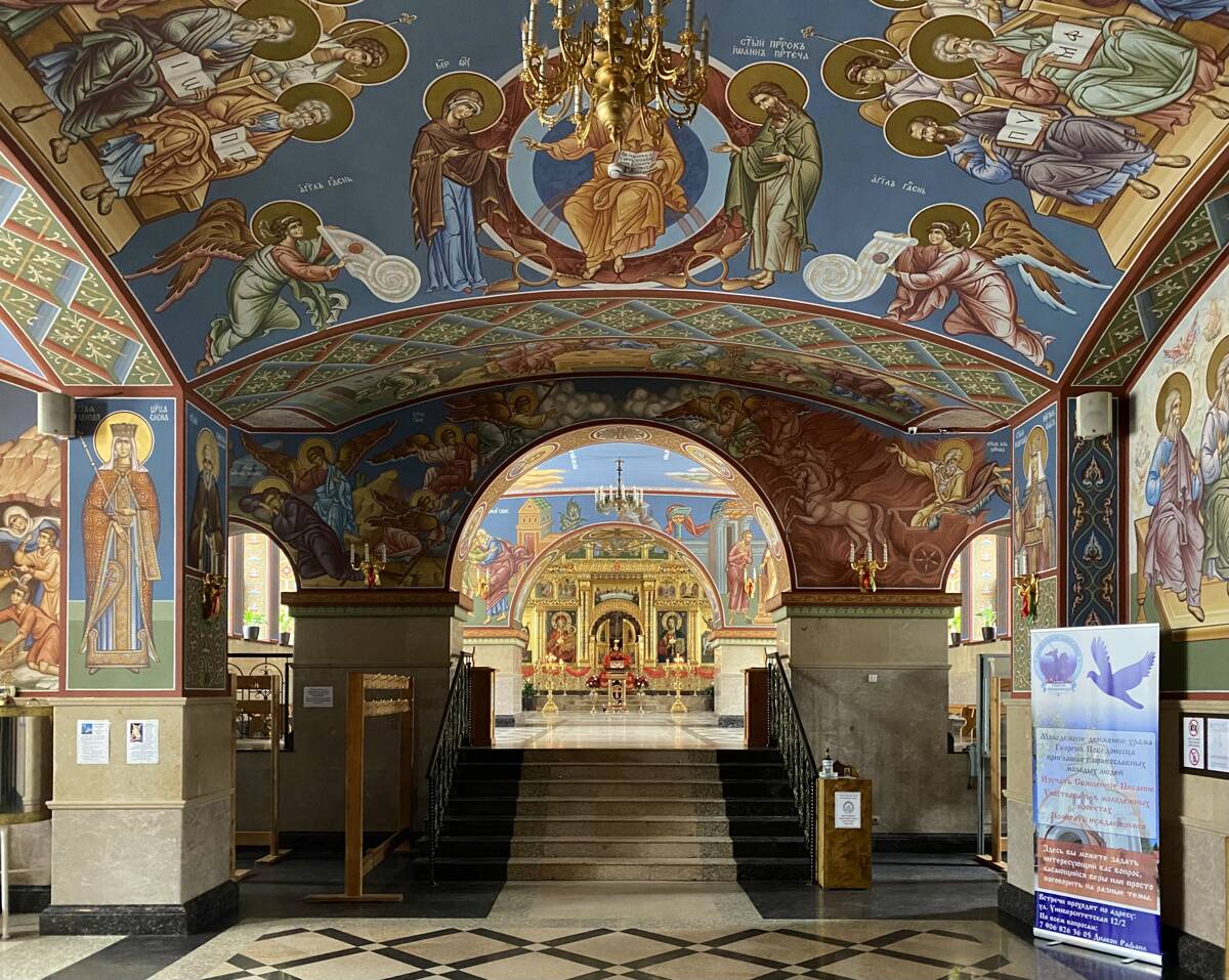 Сургут. Церковь Георгия Победоносца. интерьер и убранство, Интерьер, вид от входа