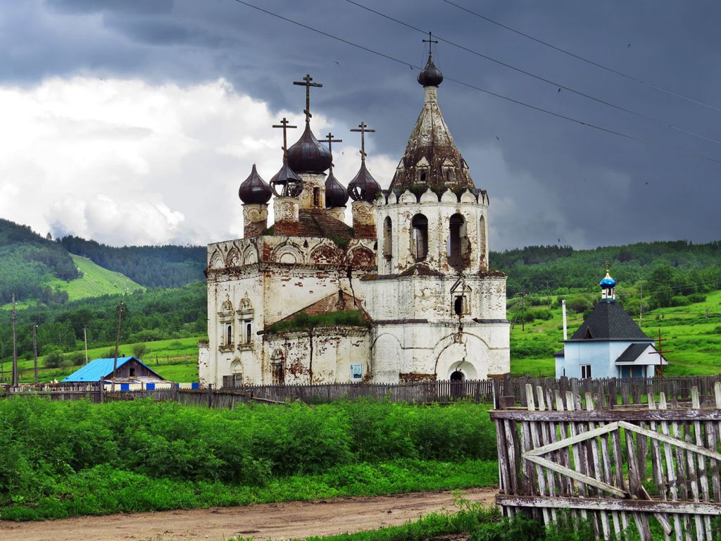 Калинино. Церковь Успения Пресвятой Богородицы. общий вид в ландшафте