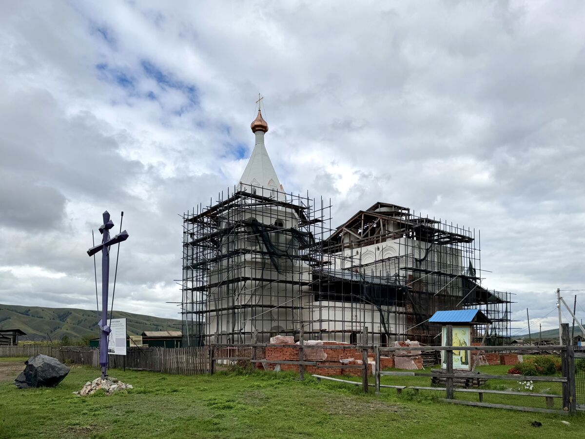 Церковь Успения Пресвятой Богородицы, Калинино (Нерчинский район, Забайкальский край). документальные фотографии, Вид с юго-запада в процессе реставрации