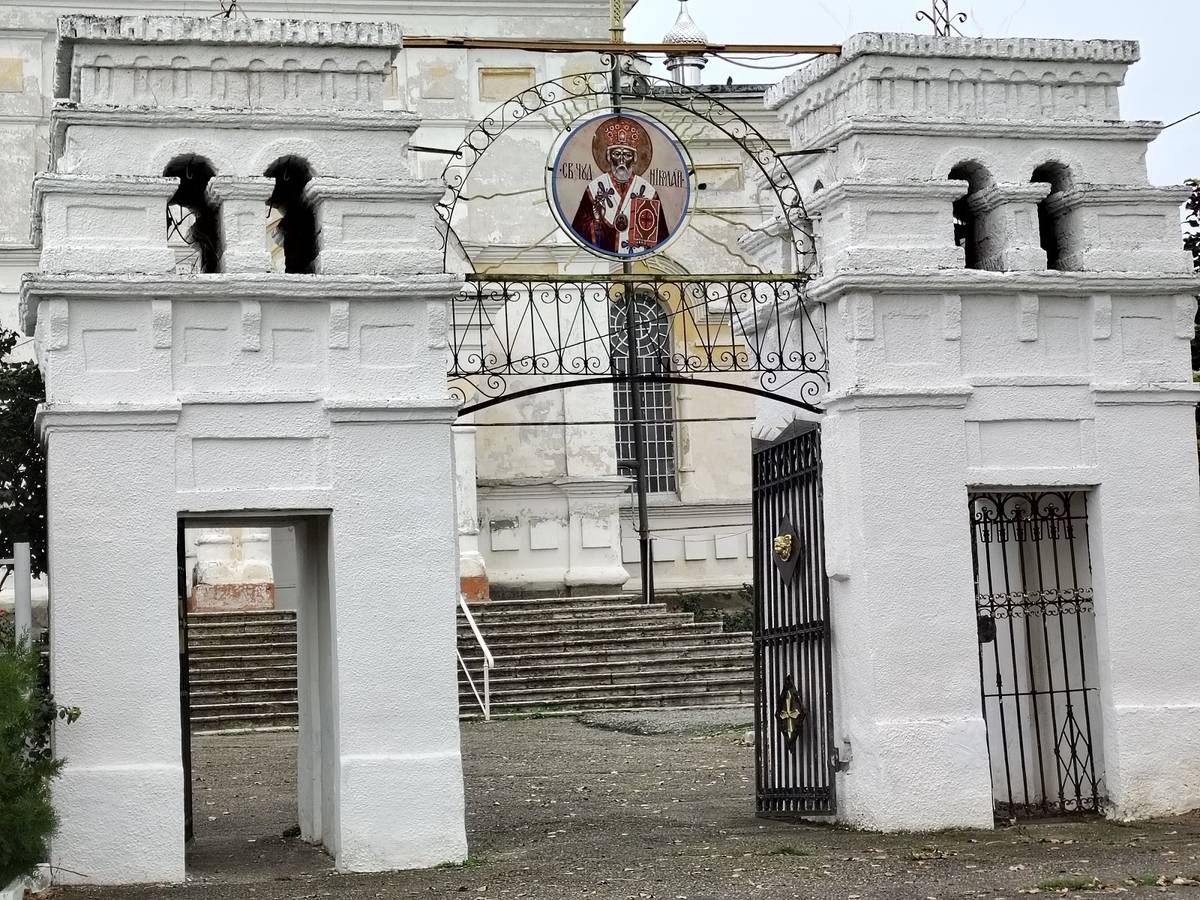 Церковь Николая Чудотворца, Дмитриевское (Красногвардейский район, Ставропольский край). дополнительная информация, Церковная ограда