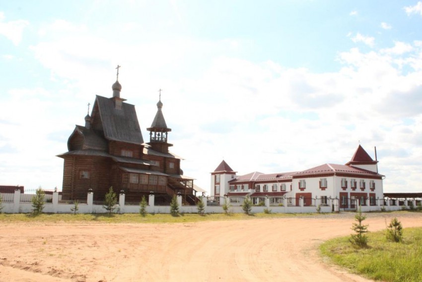 Церковь Петра и Павла, Карпогоры (Пинежский район, Архангельская область). художественные фотографии, Вид с северо-востока: слева - Петропавловский храм, справа - здание подворья Артемиево-Веркольского монастыря.