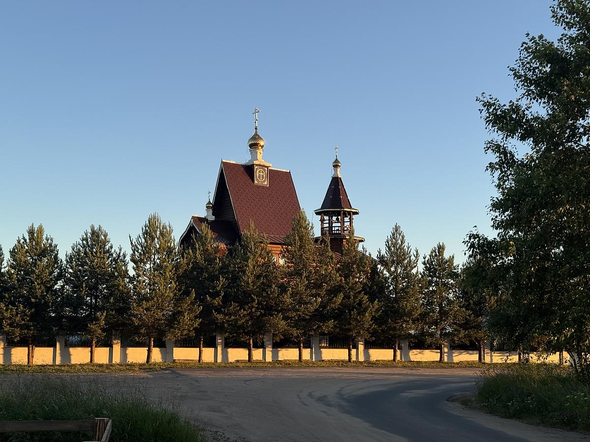 Вид с северо-востока, общий вид в ландшафте. Церковь Петра и Павла, Карпогоры (Пинежский район, Архангельская область)