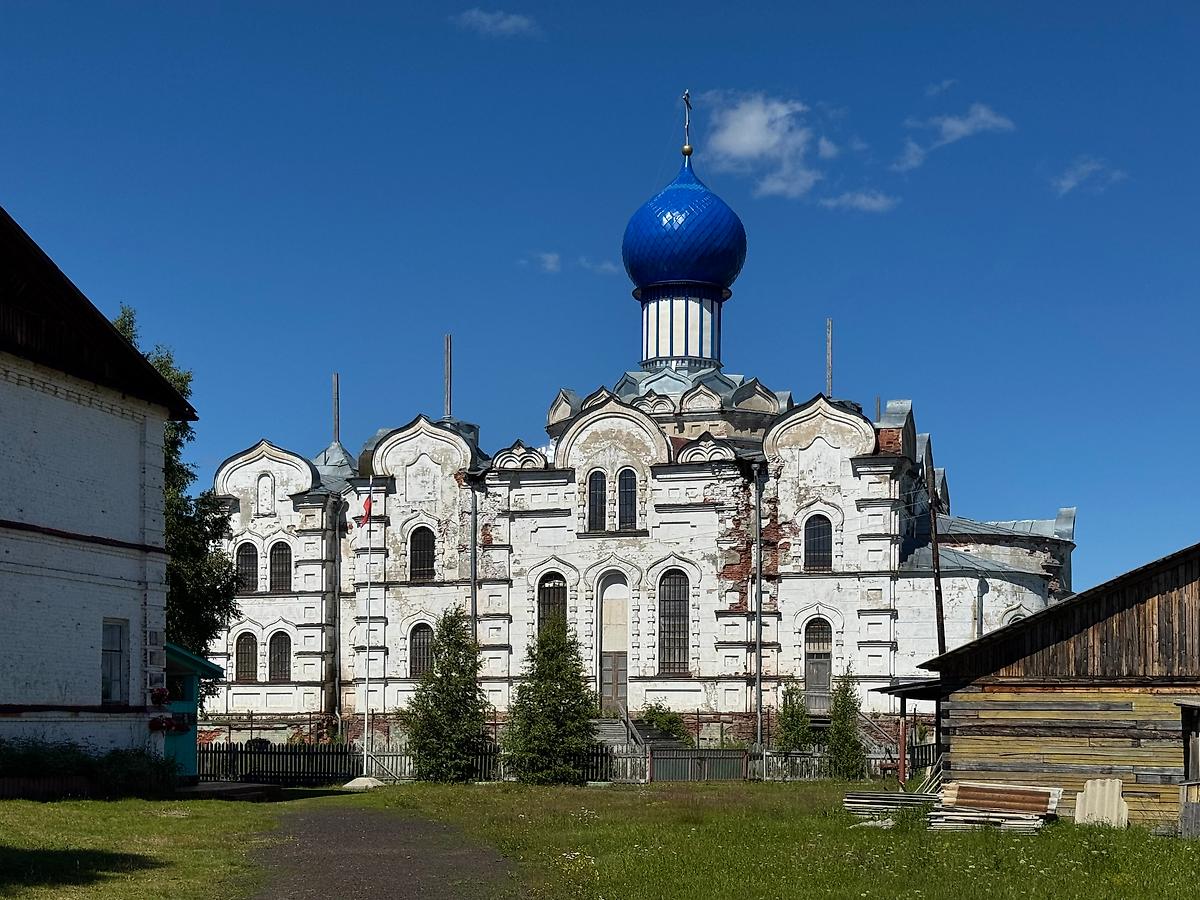 Вид с юга, фасады. Сурский Иоанно-Богословский женский монастырь. Собор Успения Пресвятой Богородицы, Сура (Пинежский район, Архангельская область)