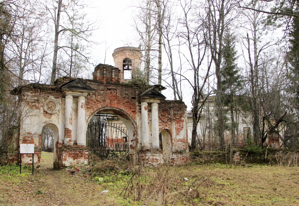 Церковь Димитрия Солунского, Кадников (Сокольский район, Вологодская область). дополнительная информация, Вид с юга.
