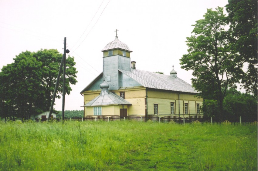 Моленная Покрова Пресвятой Богородицы и Николая Чудотворца, Москвино (Прейльский край, Латвия). общий вид в ландшафте
