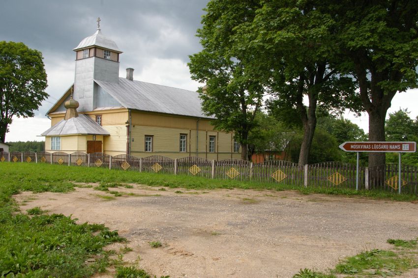 Моленная Покрова Пресвятой Богородицы и Николая Чудотворца, Москвино (Прейльский край, Латвия). общий вид в ландшафте