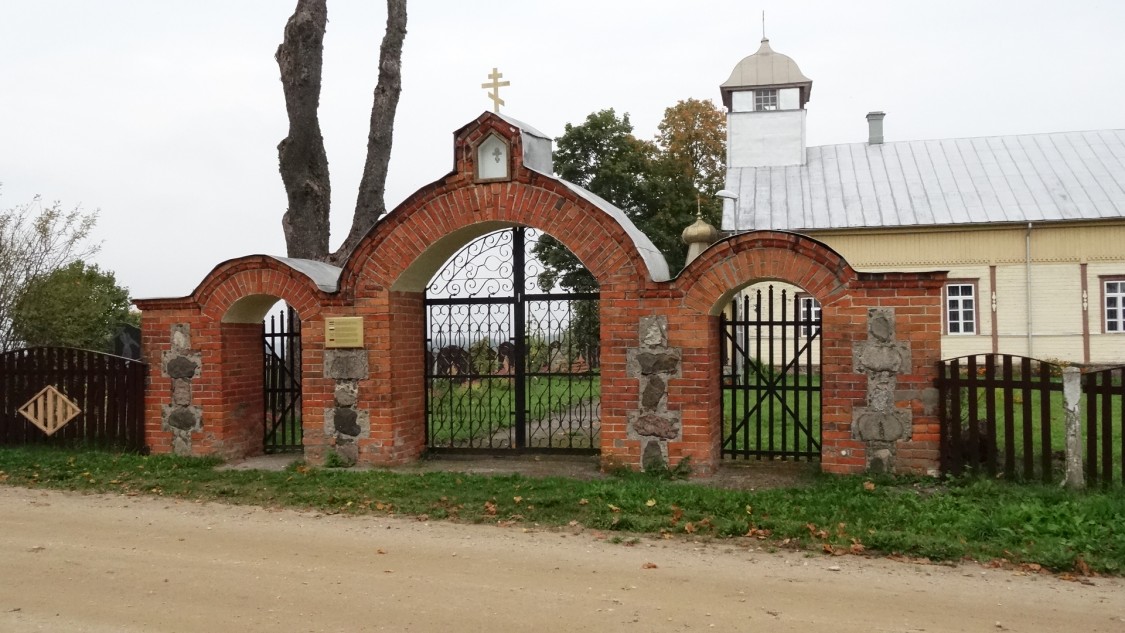 Москвино. Моленная Покрова Пресвятой Богородицы и Николая Чудотворца. дополнительная информация, Вход в моленную..