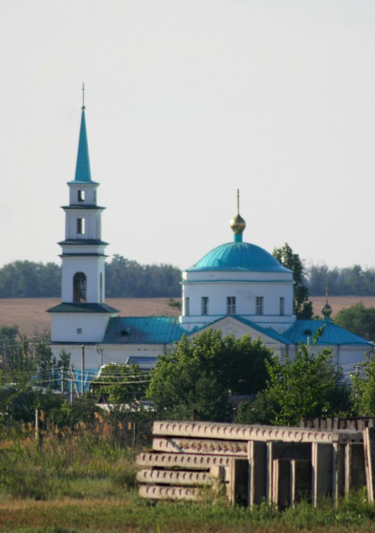 Карповка. Церковь Петра и Павла. общий вид в ландшафте