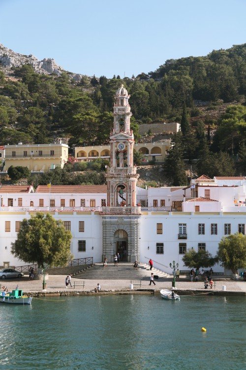 Монастырь Михаила Архангела (Панормитис), Сими (Σύμη) (Южные Эгейские острова (Περιφέρεια Νοτίου Αιγαίου), Греция). общий вид в ландшафте