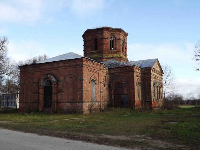 Церковь Покрова Пресвятой Богородицы, Медведи (Красногорский район, Брянская область). общий вид в ландшафте