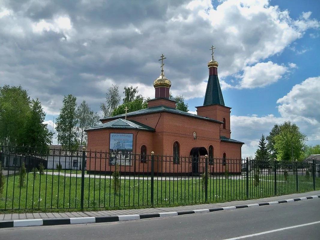 общий вид в ландшафте. Церковь Троицы Живоначальной, Красная Гора (Красногорский район, Брянская область)