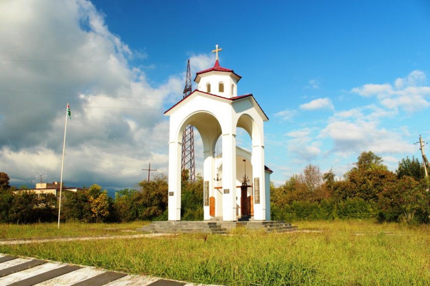 Прочие страны, Абхазия, Лыхны. Неизвестная церковь. общий вид в ландшафте, Вид с юго-запада
