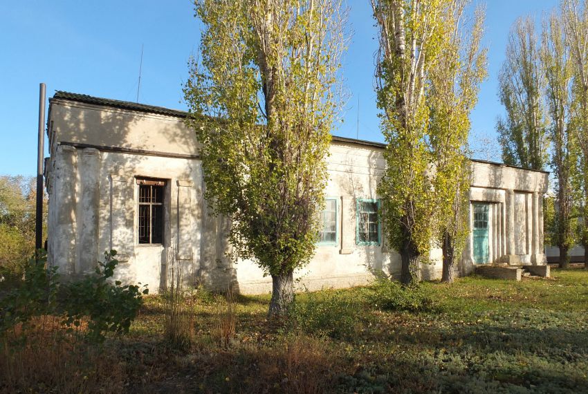 Церковь Покрова Пресвятой Богородицы, Советская (Советский район, Ростовская область). фасады, церковь недействующая,полуразрушенная. Часть ее занимает котельная. У прихода есть мысли ее восстановить