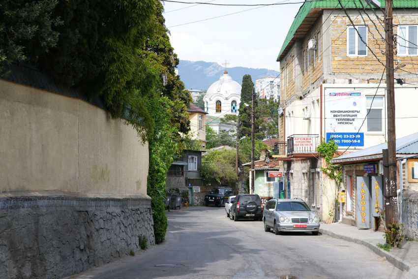 Церковь Феодора Тирона, Ялта (Ялта, город, Республика Крым). общий вид в ландшафте
