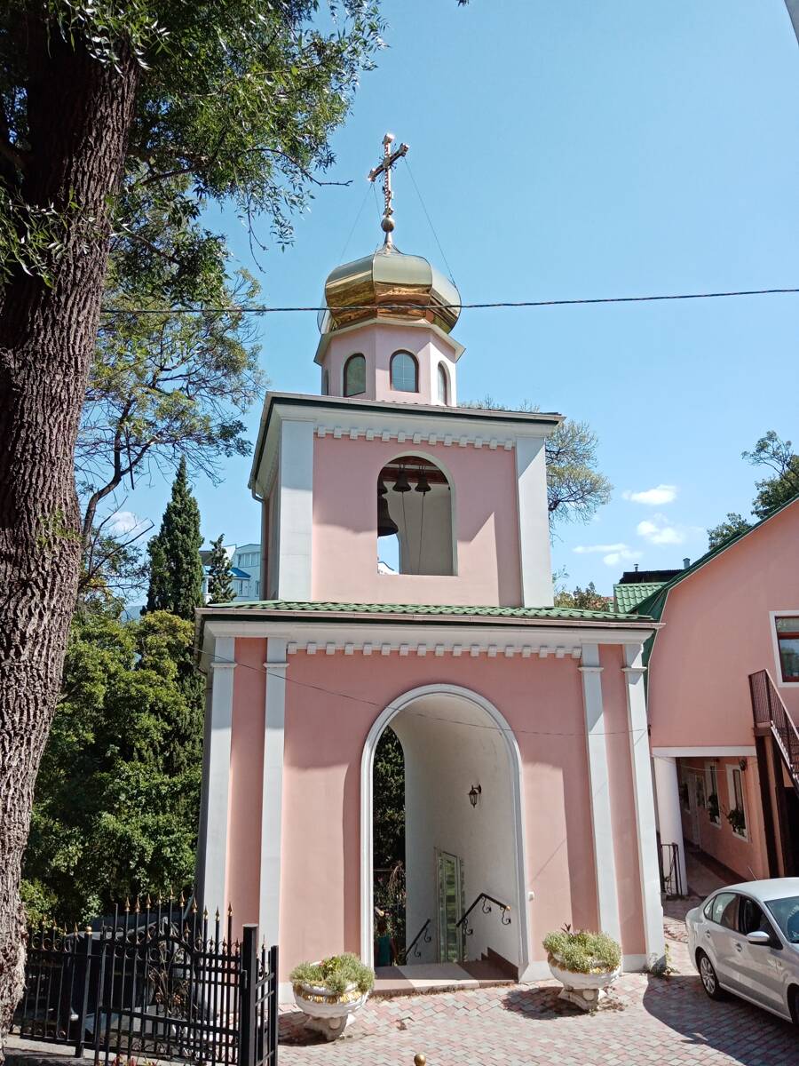 Церковь Воскресения Христова, Ялта (Ялта, город, Республика Крым). общий вид в ландшафте, Вид колокольни с юга
