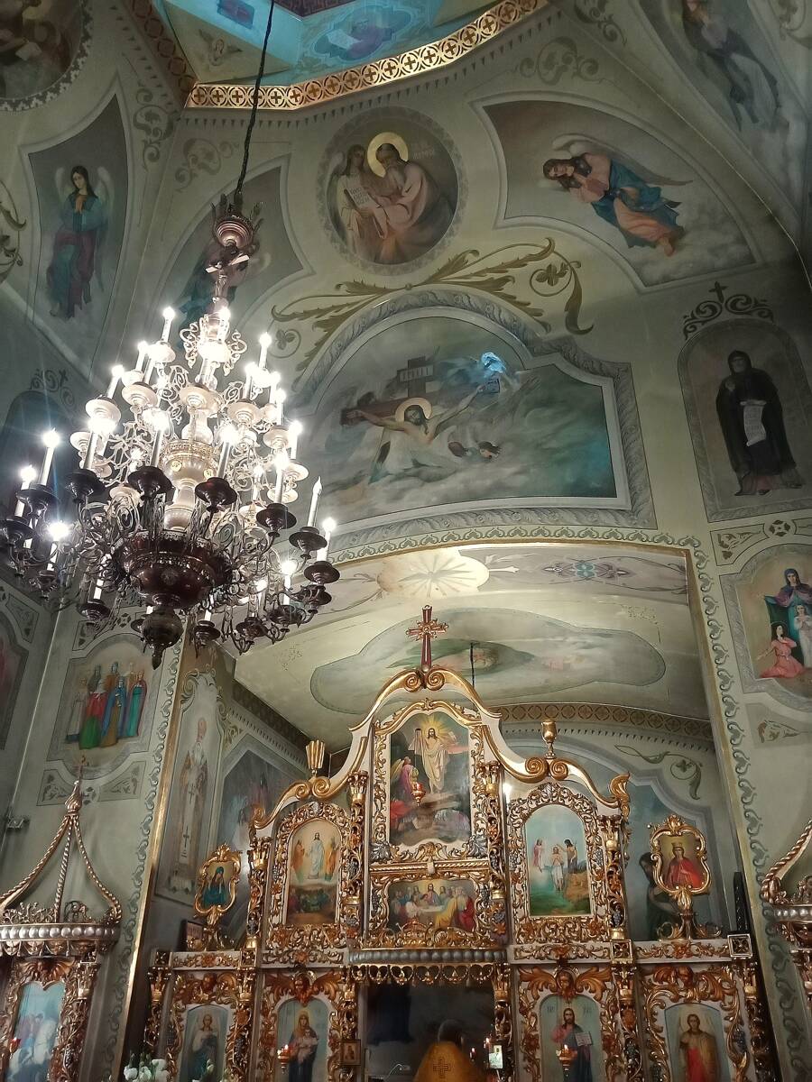 Церковь Воскресения Христова, Ялта (Ялта, город, Республика Крым). интерьер и убранство, Вид на иконостас и храмовые росписи