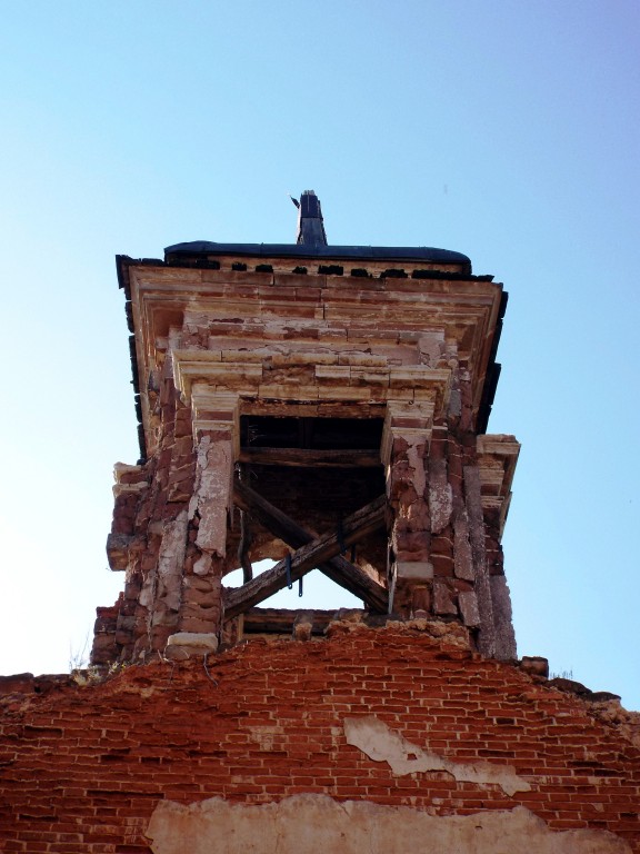 Церковь Михаила Архангела, Новомертовка, урочище (Северный район, Оренбургская область). архитектурные детали, Вид на колокольню изнутри основного объема через разрушенную крышу трапезной