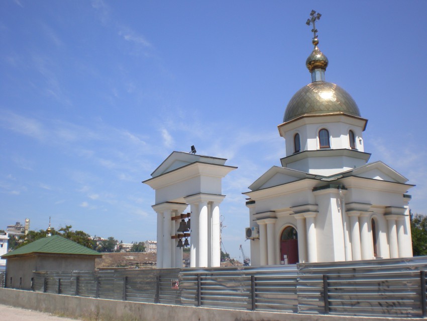 Севастополь. Церковь Феодосия Черниговского. общий вид в ландшафте