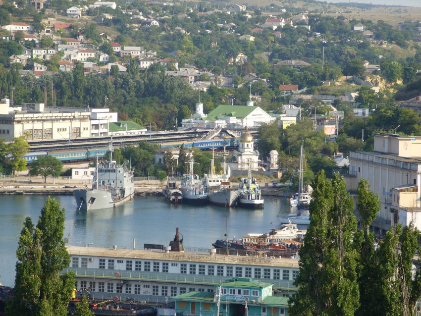 Севастополь. Церковь Феодосия Черниговского. общий вид в ландшафте