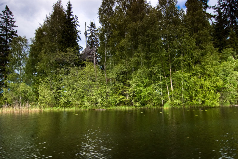 Малый, остров (Лижмозеро). Часовня Михаила Архангела. общий вид в ландшафте