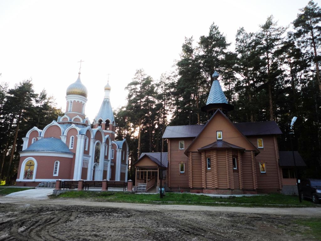 Новосибирск. Церковь Рождества Пресвятой Богородицы. общий вид в ландшафте, Панорама храмового комплекса с востока. Слева - церковь Троицы Живоначальной (Троицкая церковь)