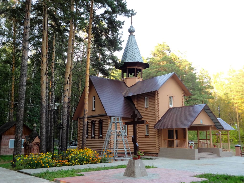 Новосибирск. Церковь Рождества Пресвятой Богородицы. фасады, Вид с Юго-Запада от церкви Троицы Живоначальной