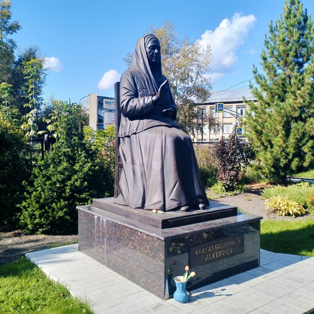 Церковь Иоанна Кронштадтского в Пашине, Пашино (Новосибирск, город, Новосибирская область). дополнительная информация, «Всем буду помогать и всех услышу». Скульптура Святой Матроны Московской перед храмом Иоанна Кронштадтского 