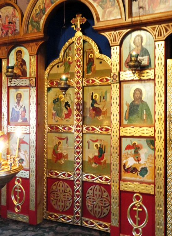 Церковь Евфросинии Полоцкой, Новосибирск (Новосибирск, город, Новосибирская область). интерьер и убранство, Интерьер и убранство храма. Царские врата