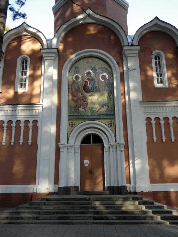 Новосибирск. Церковь Троицы Живоначальной в Академгородке. архитектурные детали, Западный - главный вход, вид со двора