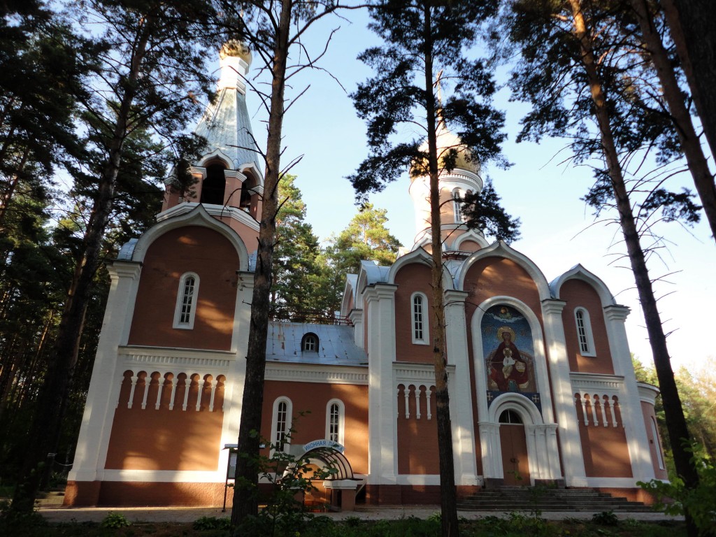 Новосибирск. Церковь Троицы Живоначальной. фасады, Южный фасад храма