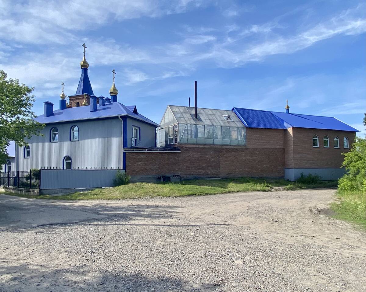 Церковь Покрова Пресвятой Богородицы, Зелёный Бор (Минусинский район, Красноярский край). дополнительная информация, Вид с юга. На переднем плане воскрестная школа с хоз. постройками