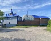 Церковь Покрова Пресвятой Богородицы, Вид с юга. На переднем плане воскрестная школа с хоз. постройками<br>, Зелёный Бор, Минусинский район, Красноярский край