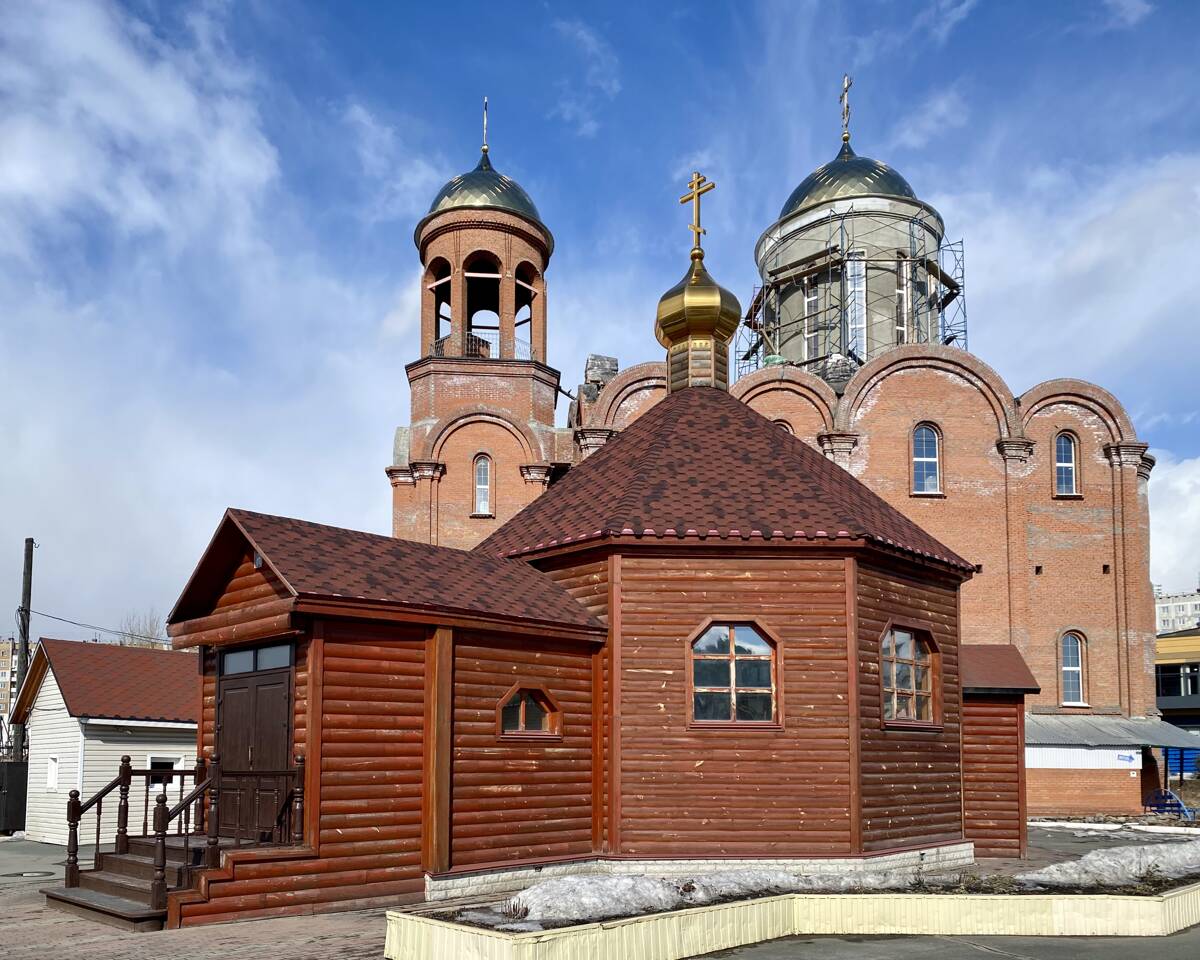 Церковь Варвары великомученицы (деревянная), Кемерово (Кемерово, город, Кемеровская область). фасады, Вид с юга, на фоне каменного храма