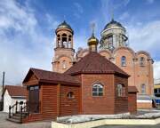 Церковь Варвары великомученицы (деревянная), Вид с юга, на фоне каменного храма<br>, Кемерово, Кемерово, город, Кемеровская область