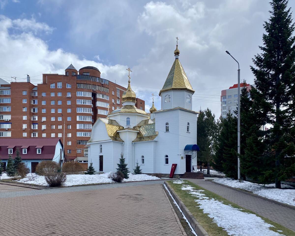 Церковь Димитрия Донского (крестильная), Кемерово (Кемерово, город, Кемеровская область). фасады, Вид со входа на храмовую территорию 