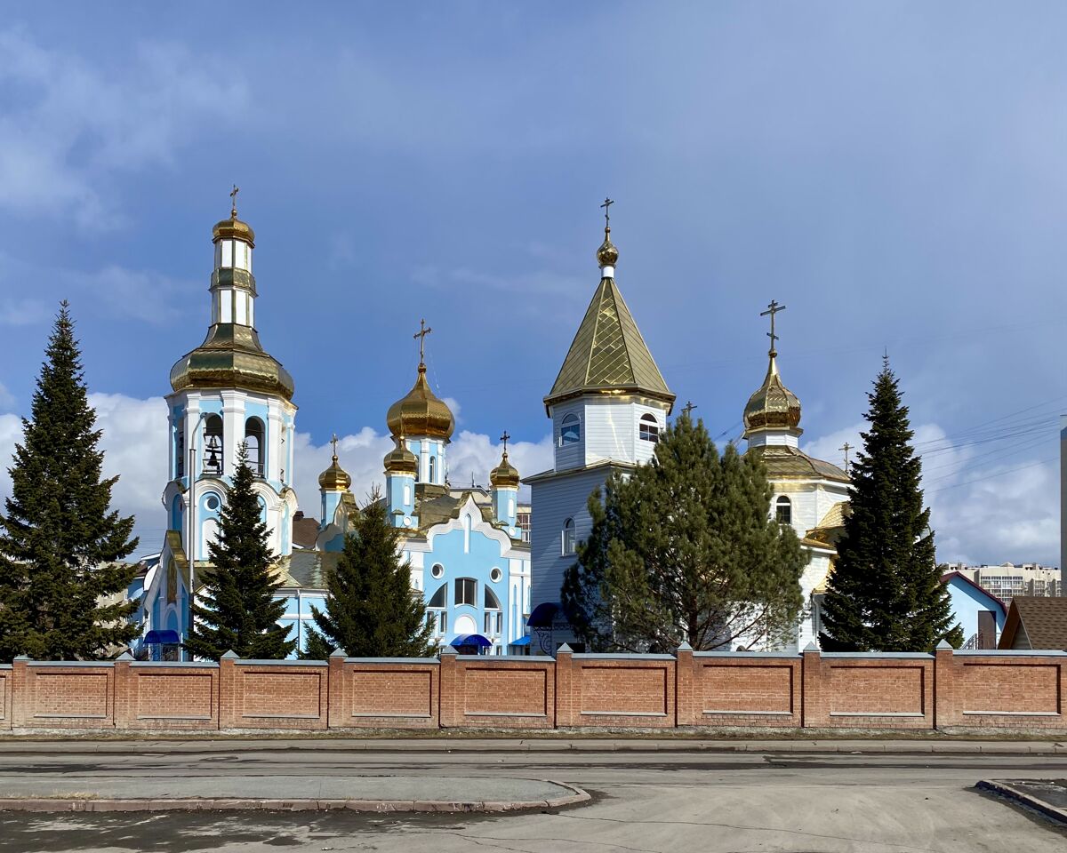 Церковь Димитрия Донского (крестильная), Кемерово (Кемерово, город, Кемеровская область). дополнительная информация, Вид с юга на храмовый комплекс. Крестильный храм справа