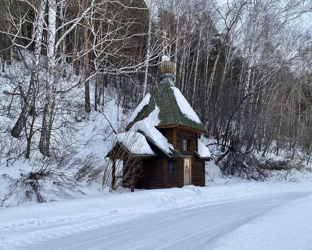 общий вид в ландшафте. Часовня Александра Свирского, Старочервово (Кемеровский район, Кемеровская область)