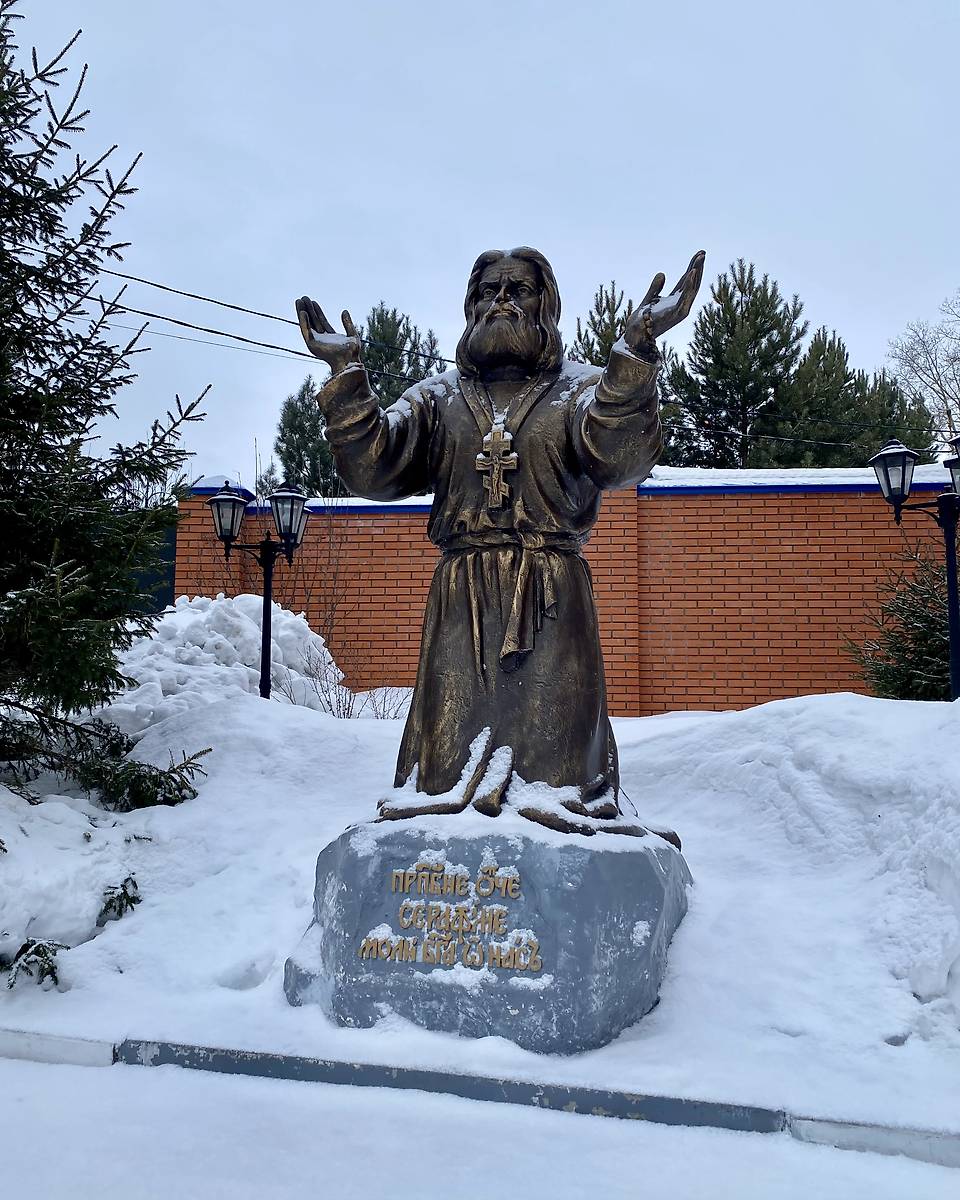 Памятник Серафима Саровского в монастыре, дополнительная информация. Успенский женский монастырь, Елыкаево (Кемеровский район, Кемеровская область)