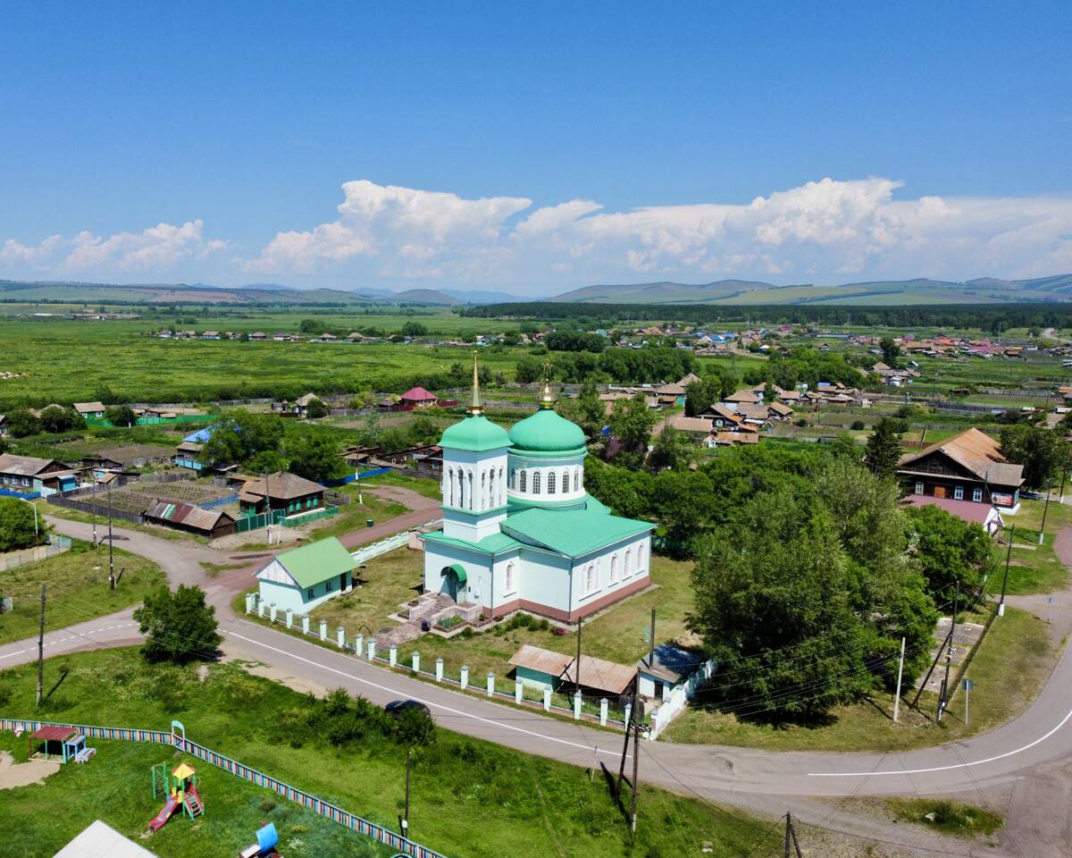 Церковь Троицы Живоначальной, Шалоболино (Курагинский район, Красноярский край). общий вид в ландшафте, Общий вид