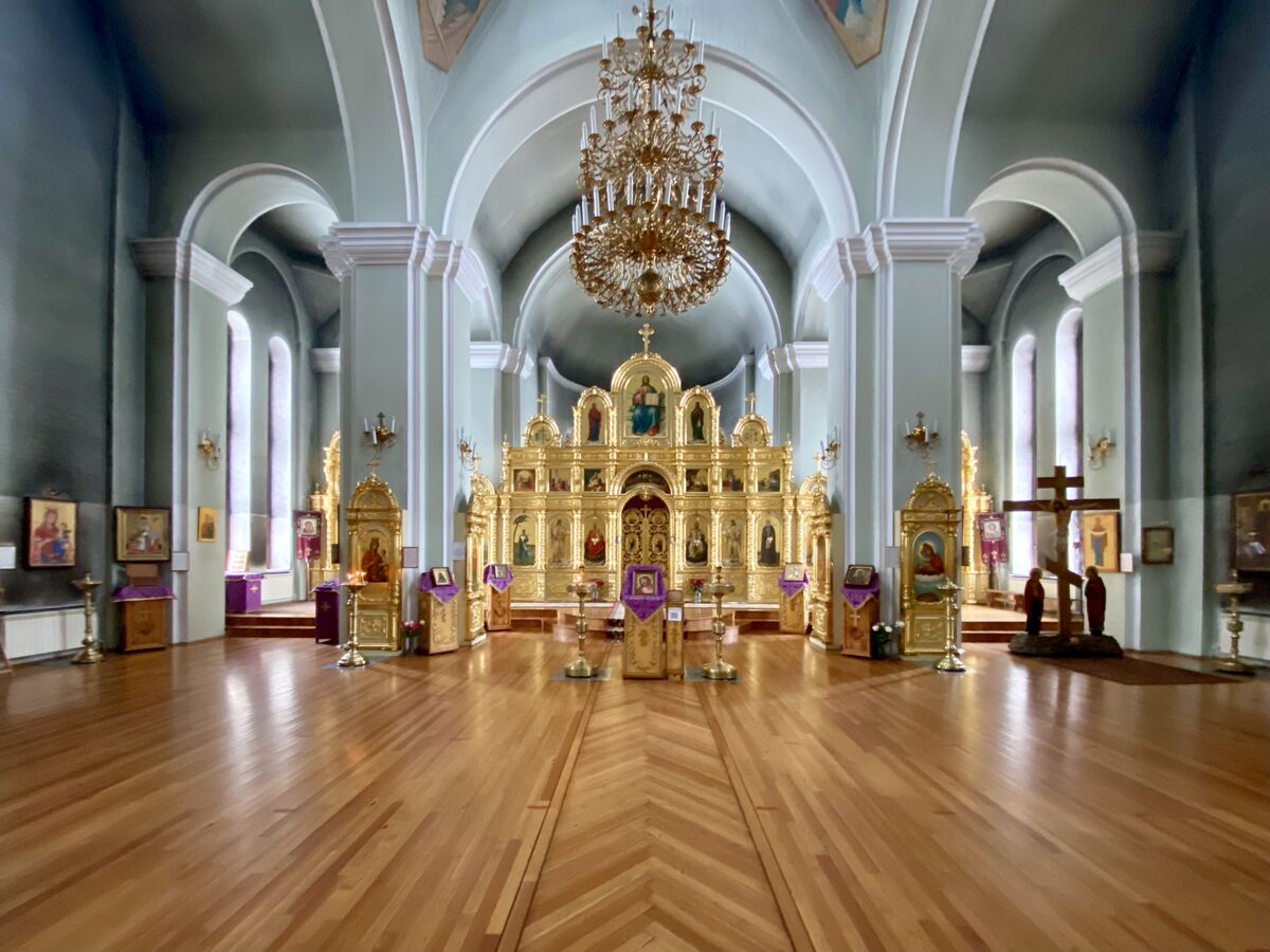 Церковь Сергия Радонежского, Топки (Топкинский район, Кемеровская область). интерьер и убранство, Средняя часть храма